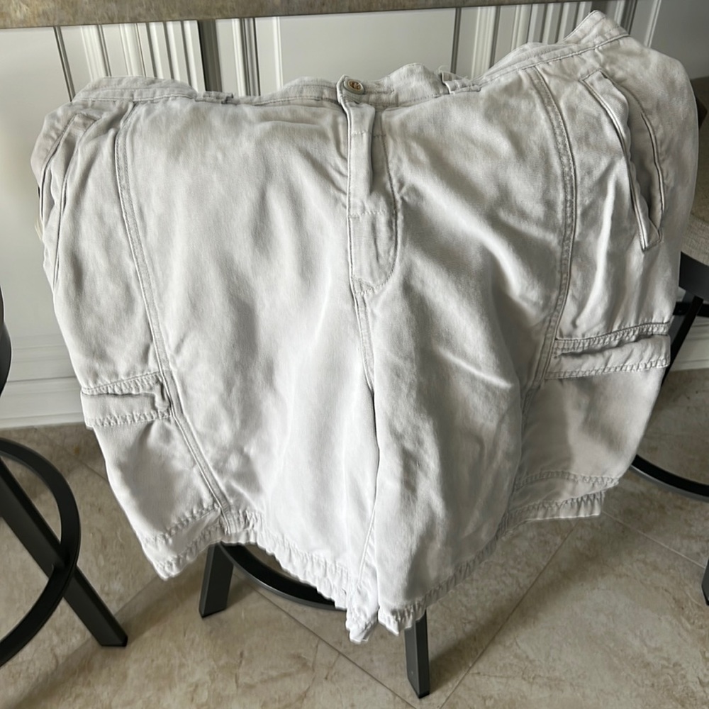 Tommy Bahama gray relax series cargo shorts size 36 good condition